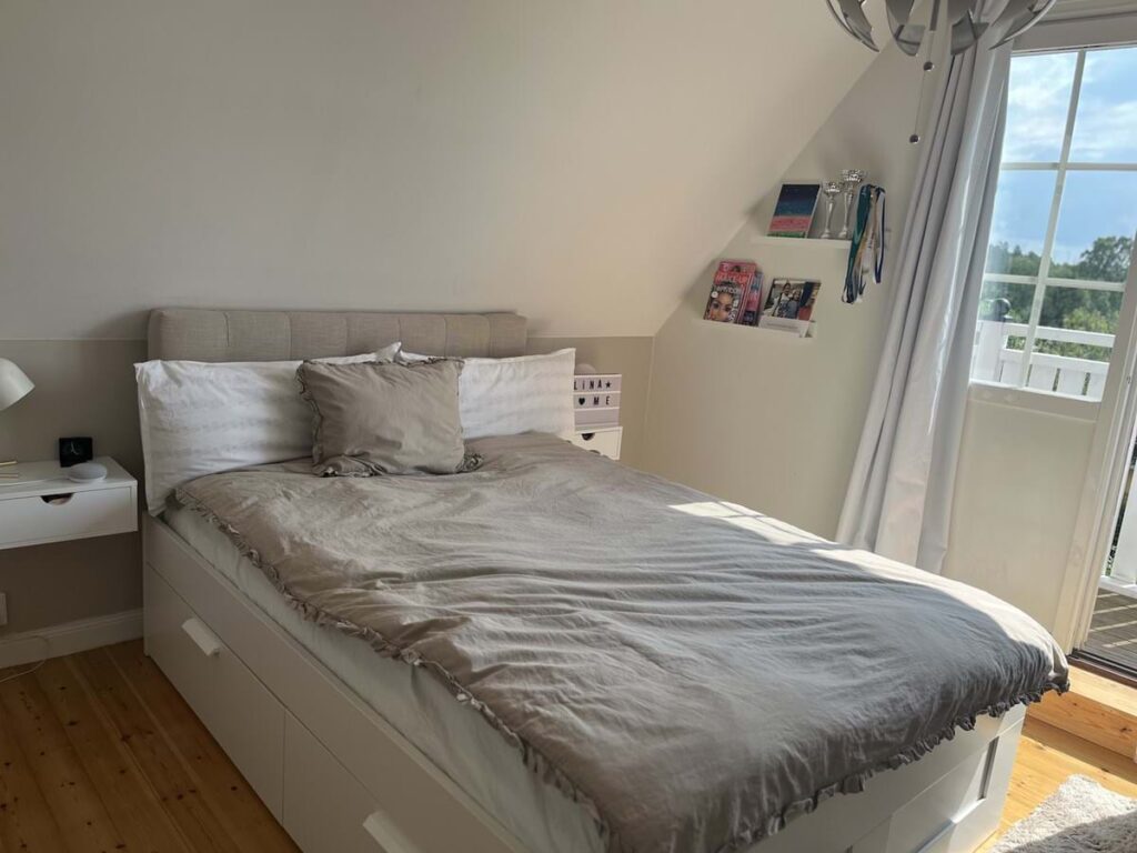 egnahemsvagen-sundbyberg-bedroom1-upstairs