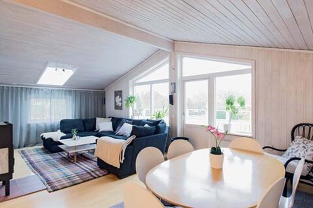 rosornas-vag-danderyd-lrupstairs